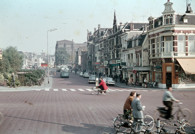 22215 Gezicht op de Leidseweg te Utrecht vanuit het westen; op de achtergrond het 1e Jaarbeursgebouw (Vredenburg).